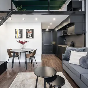 E41 - Trendy Boutique - Prime Spot By Bqa , Budapest Ungheria